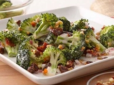 
	Brokolicový salát s rozinkami a kukuřicí.
