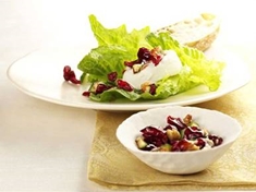 
	Salát z listových salátů s kozím sýrem a brusinkami.
