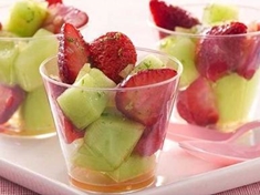 
	lahodný meloun a jahody podávejte jako snídani,nebo jako dezert
