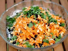 mrkvový salát se sezamovými semínky a rozinkami
