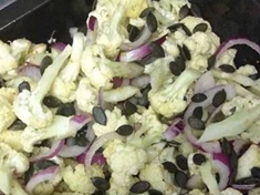 
	Pečený květákový salát s cibulí.
