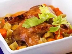
	Kachní stehna pečená na zelenině s pomerančovým džusem.
