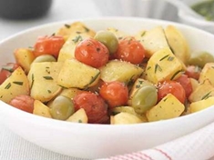 
	Pečené brambory s rajčaty, rozmarýnem a olivami.
