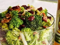 
	Jednoduchý brokolicový salát s anglickou slaninou a brusinkami.
