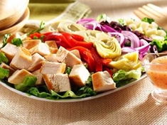 
	Zelenina, sýr a pečené kuřecí maso, salát, který můžete podávat jako hlavní chod.
