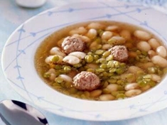 
	Netradiční recept na luštěninovou polévku, která zasytí i největší jedlíky.
