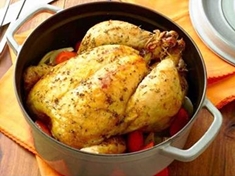 
	Voňavé kuře pečené na másle, velmi jednoduchý recept, který zvládne i začátečník.
