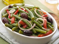 
	Salát ze zelených fazolek s olivami a pečenou paprikou.
