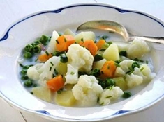 
	Květáková polévka s hráškem a mrkví.
