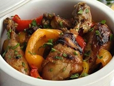 
	Jednoduchý recept na výborné kuřecí paličky dušené s paprikou.

