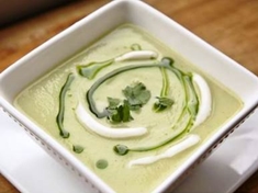 Krémová celerová polévka s fenyklem a zakysanou smetanou.
