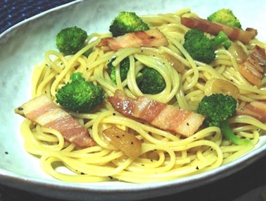 Špagety se slaninou a brokolicí