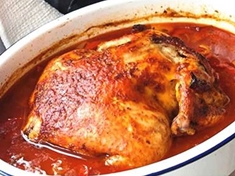 Kuře pečené na zelenině, kuřecí maso získá touto úpravou výraznou chuť.
