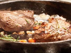 Marinované maso má intenzivní chuť a už při pečení nádherně voní.
