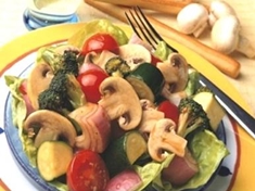 Barevný zeleninový salát s žampiony a italským dresinkem.
